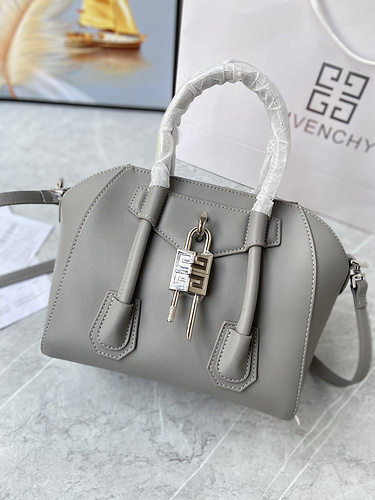 Givenchy-16b90c63